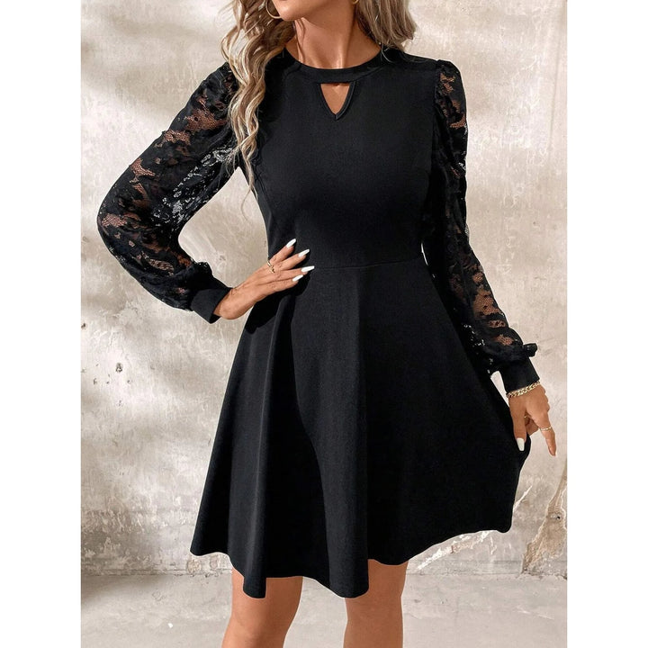 Abito nero corto donna elegante, scollo a goccia e maniche velate. Ideale come vestito da festa per autunno/inverno.
