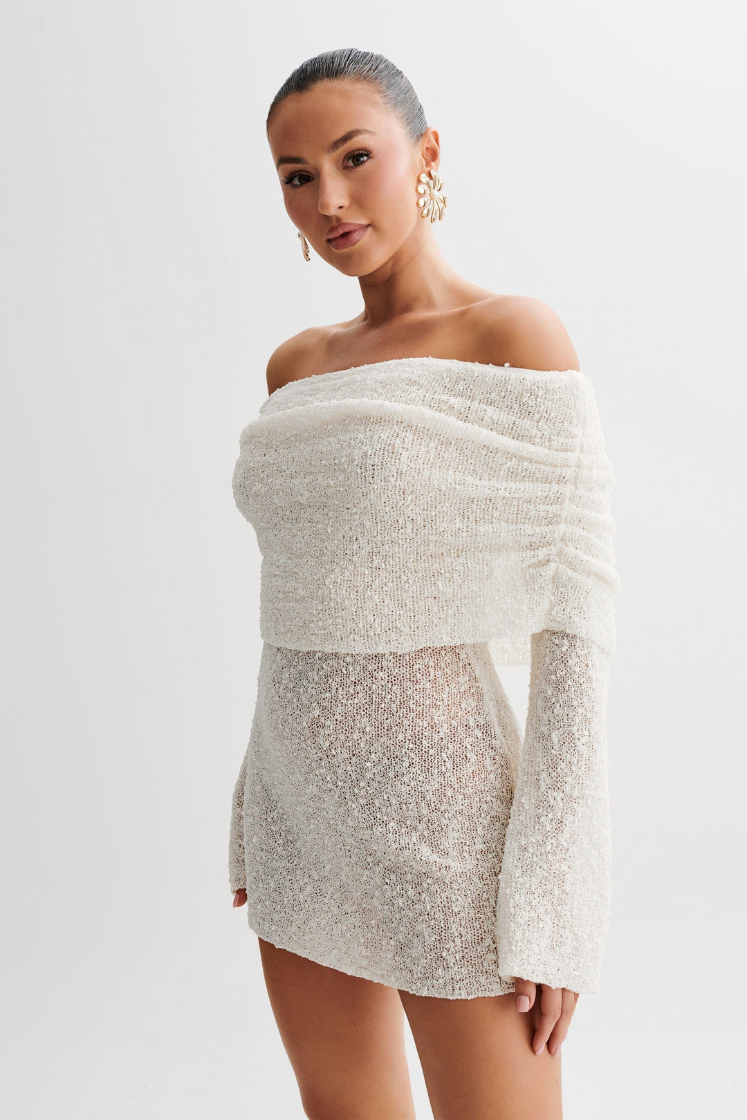 Mini abito donna elegante con spalle scoperte, maniche svasate e increspature. Ideale per feste e serate.