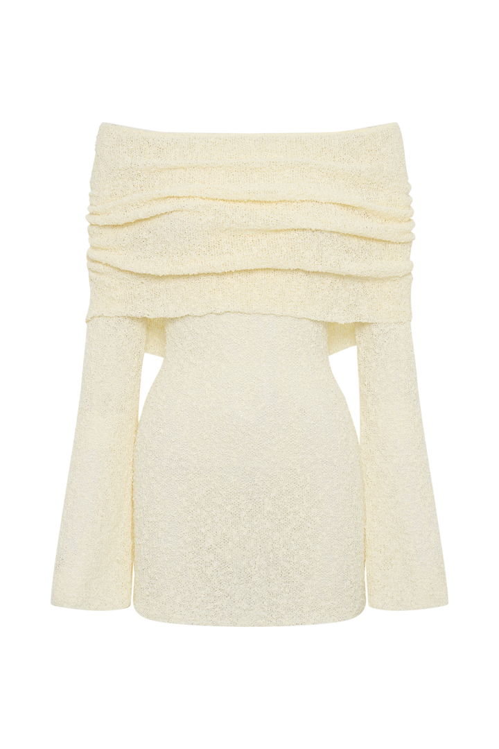 Mini abito elegante per donna con design a spalle scoperte e maniche a campana. Dettaglio increspato. Moda sera.