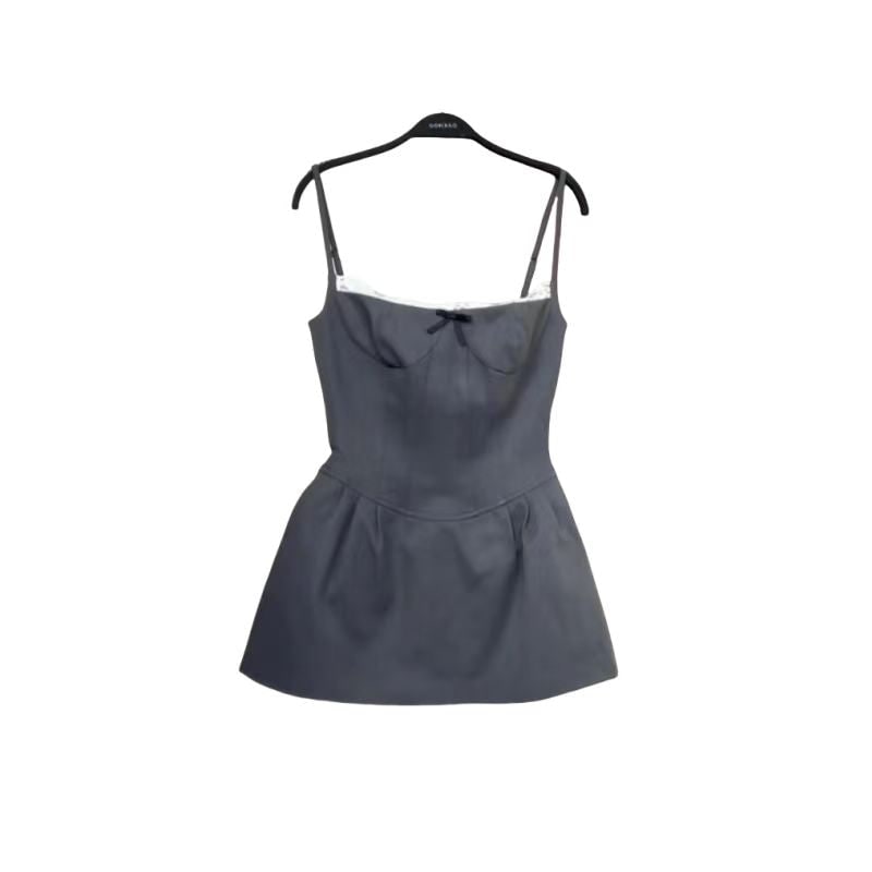 Set donna due pezzi con canotta corsetto aderente e pantaloncini volant svasati, per un look alla moda.