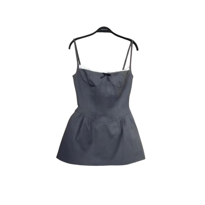 Set donna due pezzi con canotta corsetto aderente e pantaloncini volant svasati, per un look alla moda.