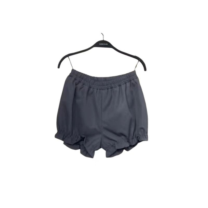 Completo donna moderno: canotta a corsetto e pantaloncini con volant, un outfit chic per serate e feste.