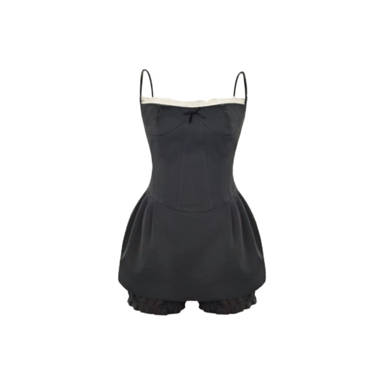 Abbigliamento chic donna: completo due pezzi con canotta a corsetto e pantaloncini volant per vestito festa.