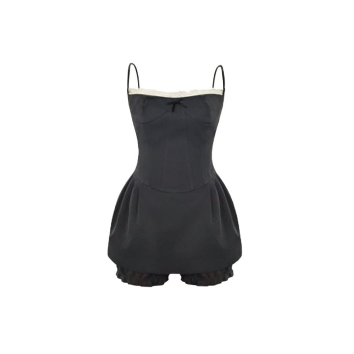 Abbigliamento chic donna: completo due pezzi con canotta a corsetto e pantaloncini volant per vestito festa.
