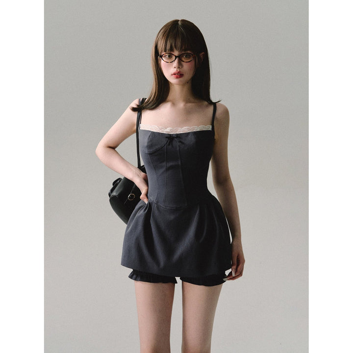 Elegante completo donna con canotta a corsetto che esalta la figura e pantaloncini con volant, look estivo.