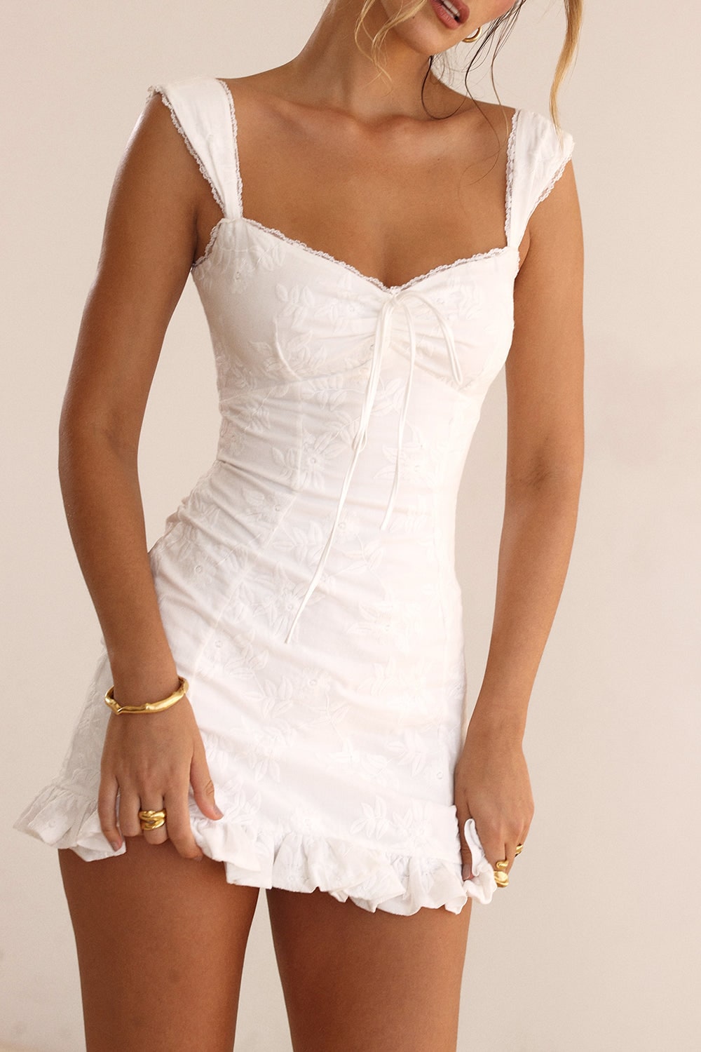 Abito da festa donna bianco elegante, con scollo a cuore, nodo frontale e balze. Ideale per cerimonie.