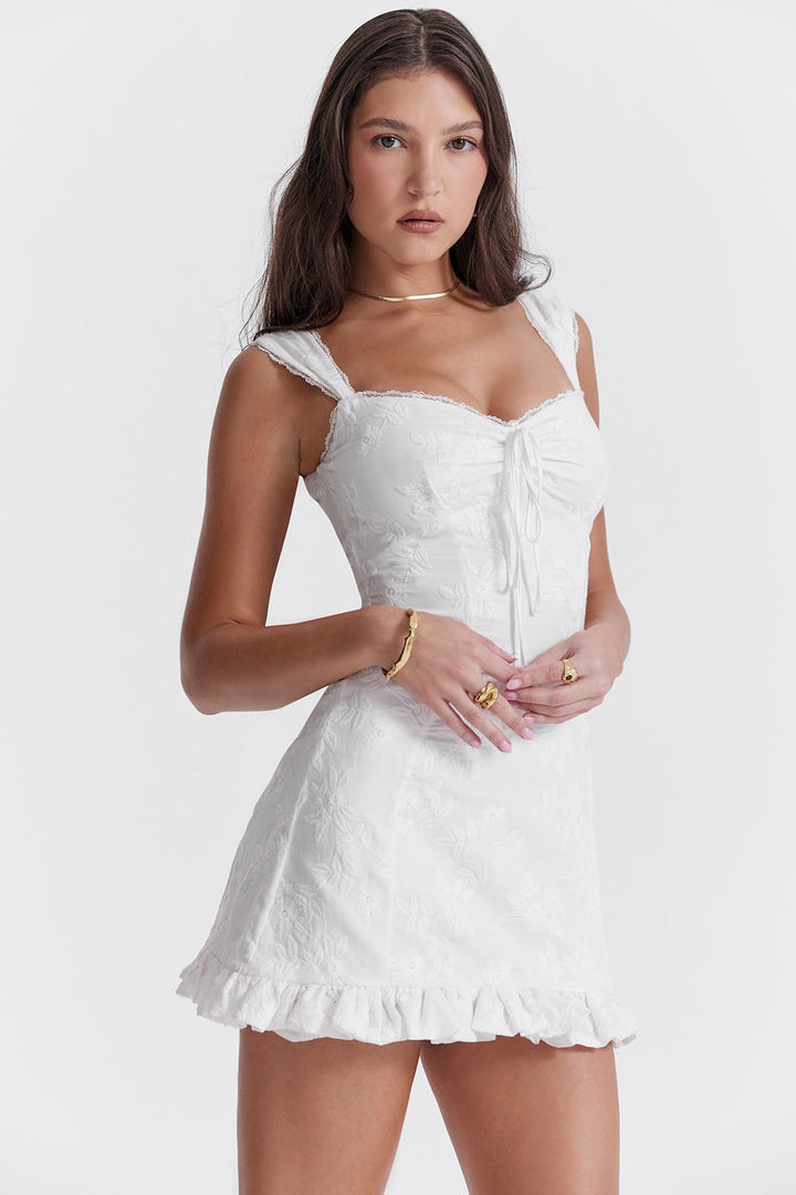 Vestito corto donna bianco con nodo e balze, ideale per occasioni speciali, feste estive e cerimonie.