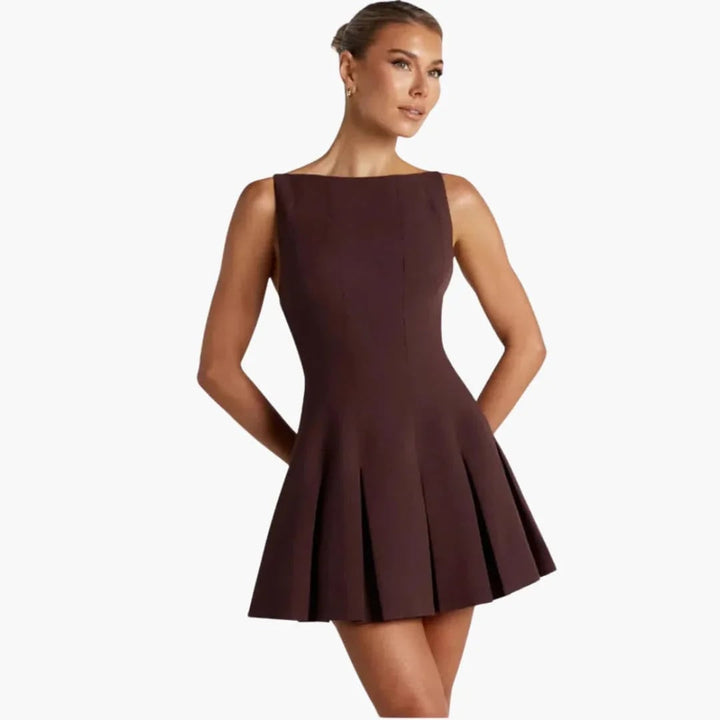 Abito corto da donna plissettato, design senza schienale con spalline sottili, perfetto per look estivi da cocktail.