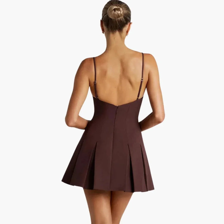Vestito corto donna plissettato senza schienale, con spalline sottili, design audace per un look da festa estivo.