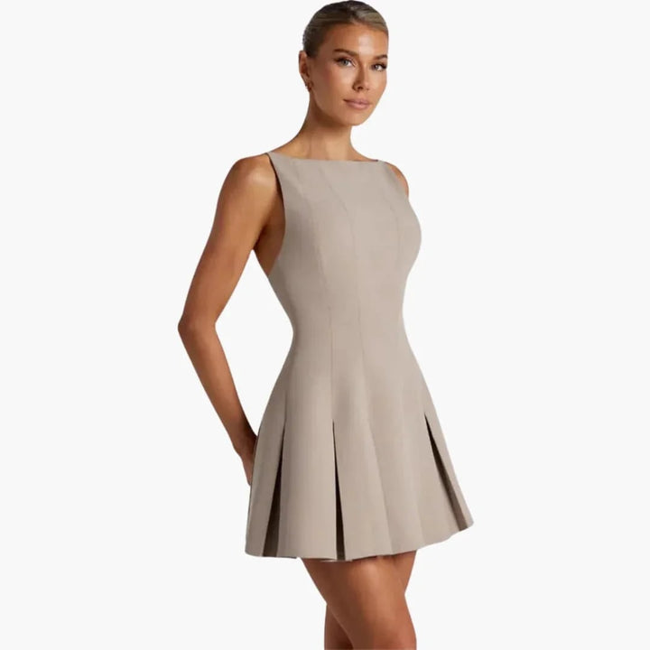 Abito da donna corto e plissettato, con spalline sottili e design senza schienale, ideale per feste ed eventi.