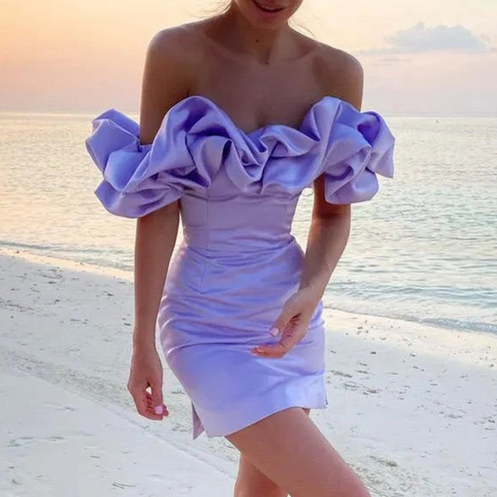 Mini dress donna stile chic con design a volant e scollo Bardot, un look sofisticato per ogni occasione.