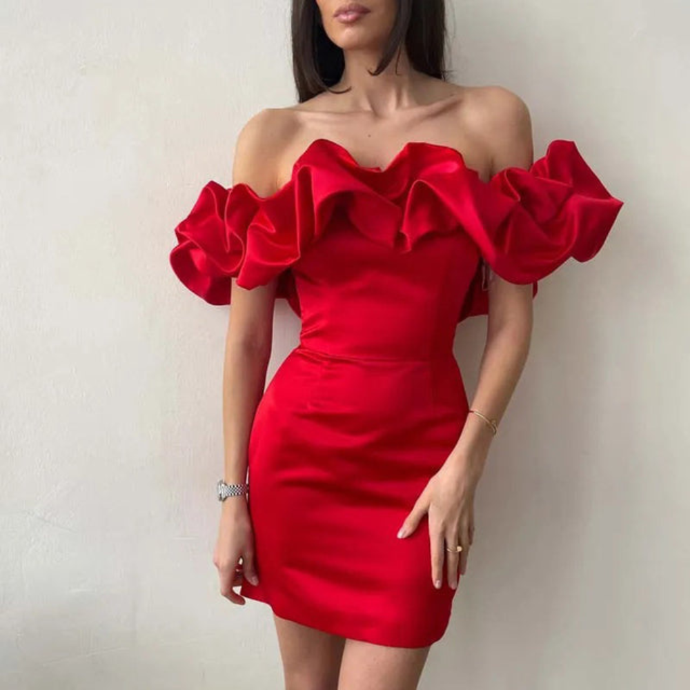 Abito corto da donna con volant, spalle scoperte, ideale per cerimonie estive e feste. Moda elegante.