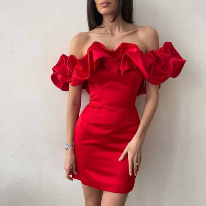 Abito corto da donna con volant, spalle scoperte, ideale per cerimonie estive e feste. Moda elegante.