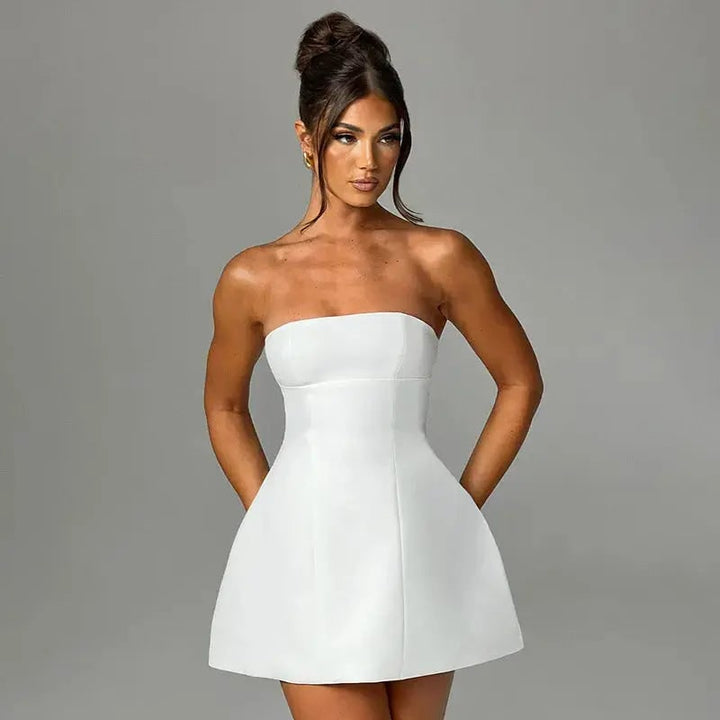 Mini abito donna elegante senza spalline, linea ad A, perfetto per feste ed eventi speciali.