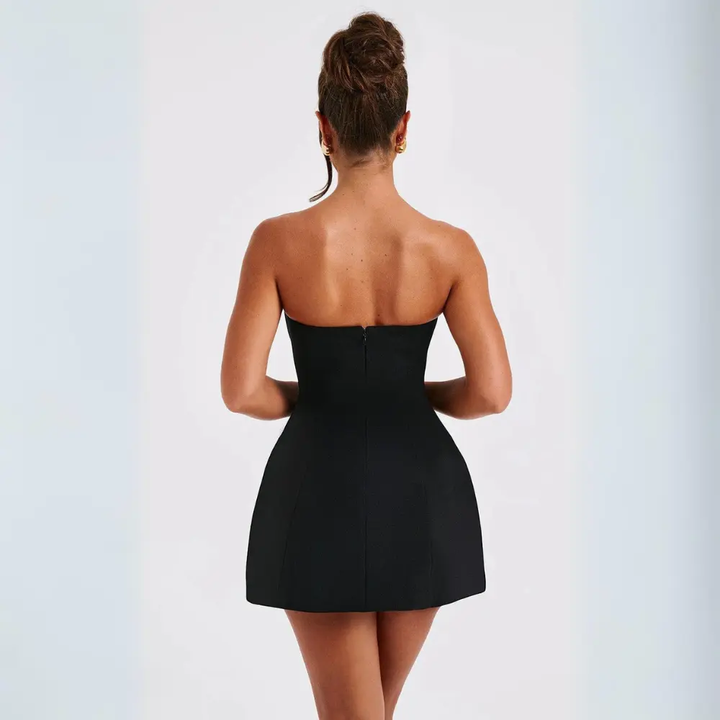 Vestito bianco elegante senza spalline A-line, perfetto per eventi speciali e serate estive.