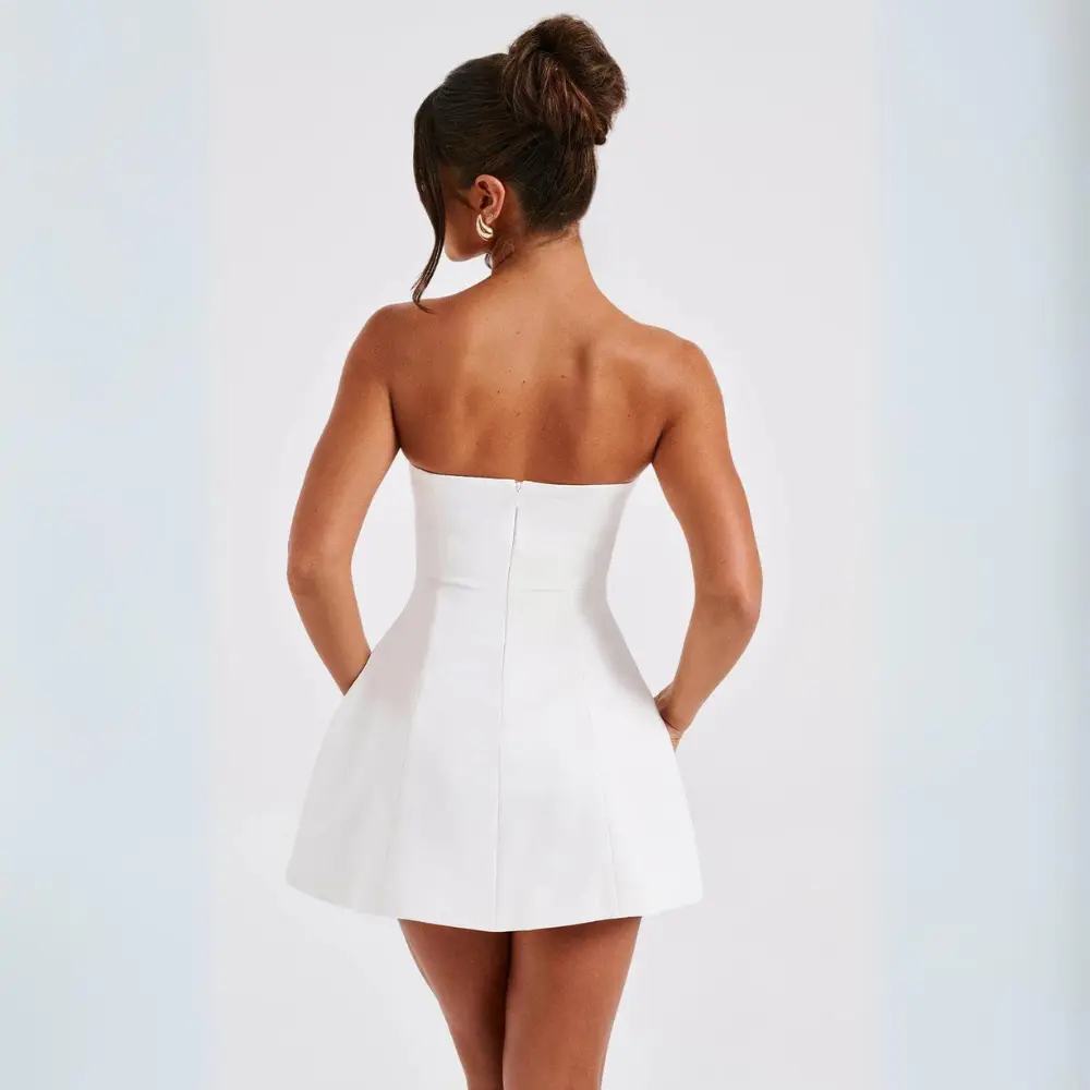 Mini abito bianco senza spalline A-line, vestito elegante corto per feste e moda donna.