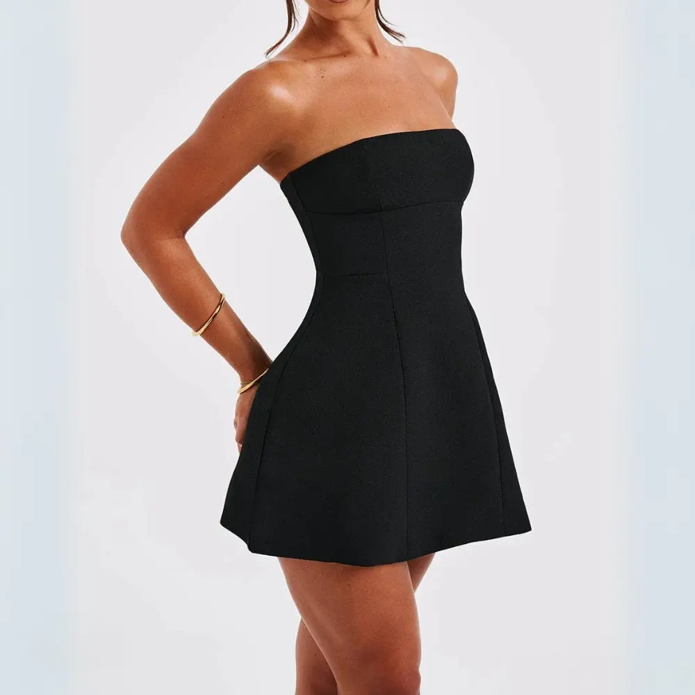 Abito corto donna senza spalline, linea ad A, nero, ideale per cocktail party e serate.
