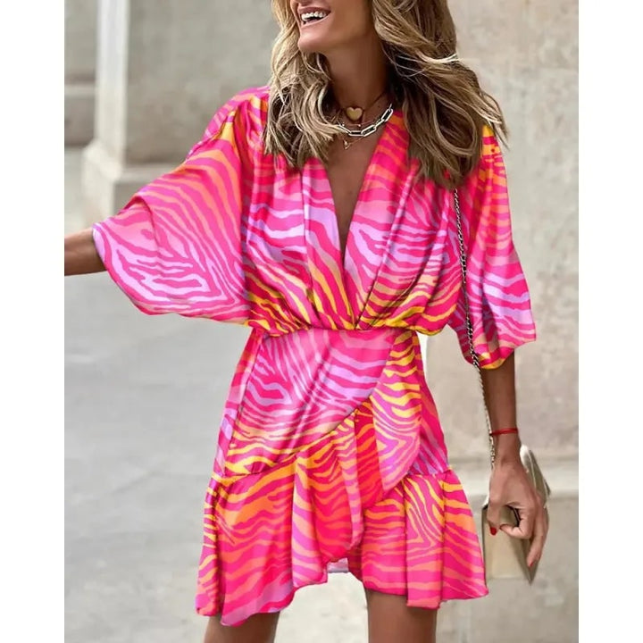 Mini abito donna elegante per cerimonia con gonna a portafoglio, scollo V e volant. Perfetto per feste.