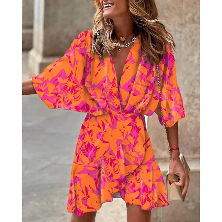 Mini abito donna con scollo a V, maniche ampie e gonna a portafoglio con volant. Moda elegante e versatile.