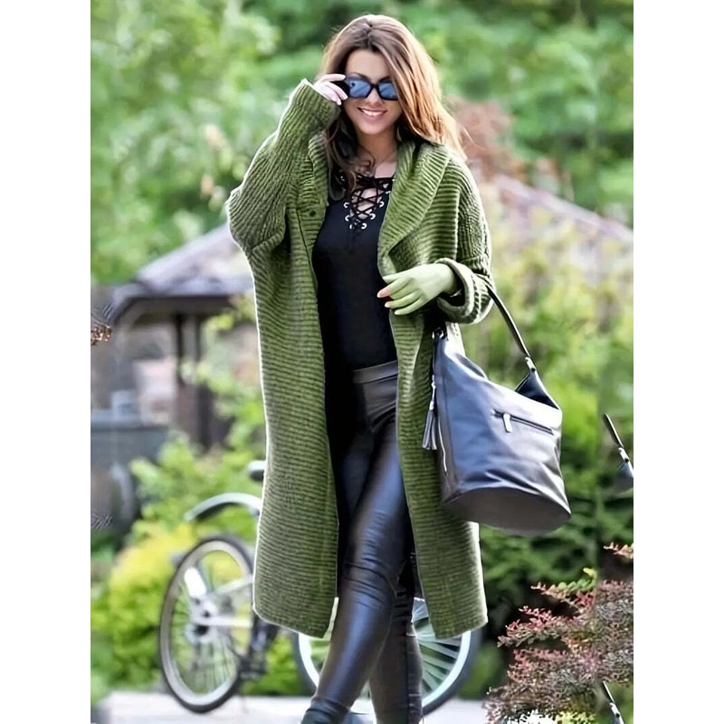 Cardigan donna lungo con cappuccio e bottoni, ideale per abbigliamento casual e moda autunno inverno.