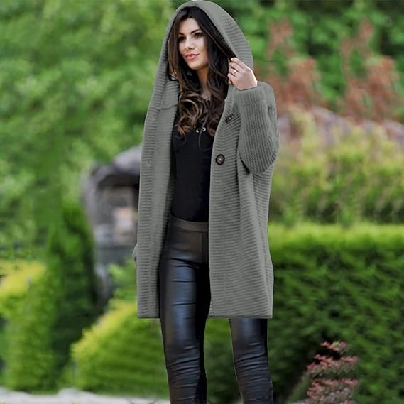 Cardigan lungo donna in maglia con cappuccio e bottoni, per un look moderno e versatile autunno inverno.