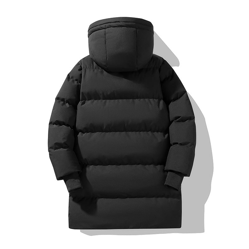 Piumino donna casual con cappuccio, imbottitura calda e polsini a costine per il massimo comfort invernale.