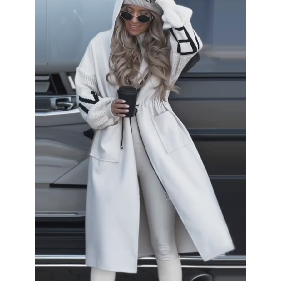 Cappotto lungo da donna casual con maniche a maglia e cappuccio, ideale per il freddo.