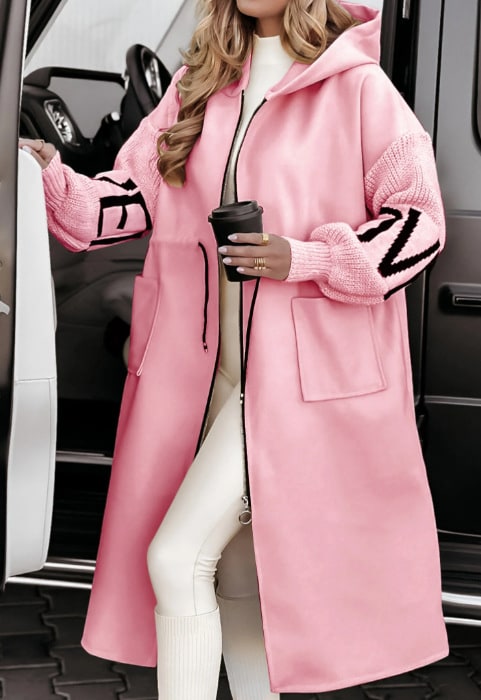 Moda donna: trench invernale comodo con cappuccio e dettagli in maniche a maglia.