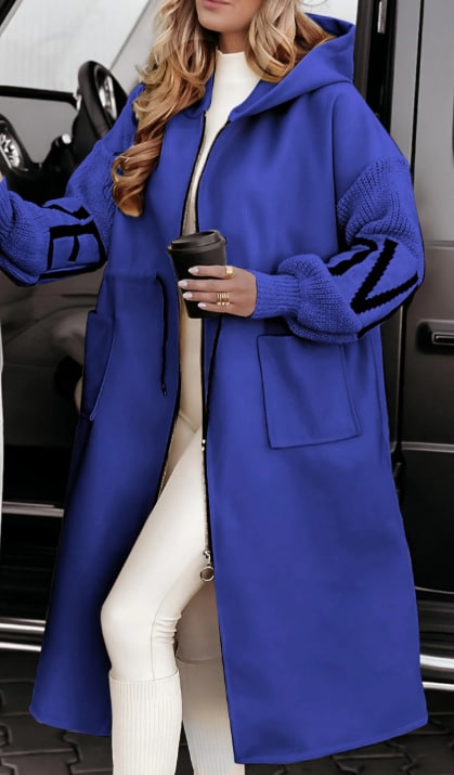 Cappotto trench lungo da donna, design moderno con cappuccio e maniche a maglia.