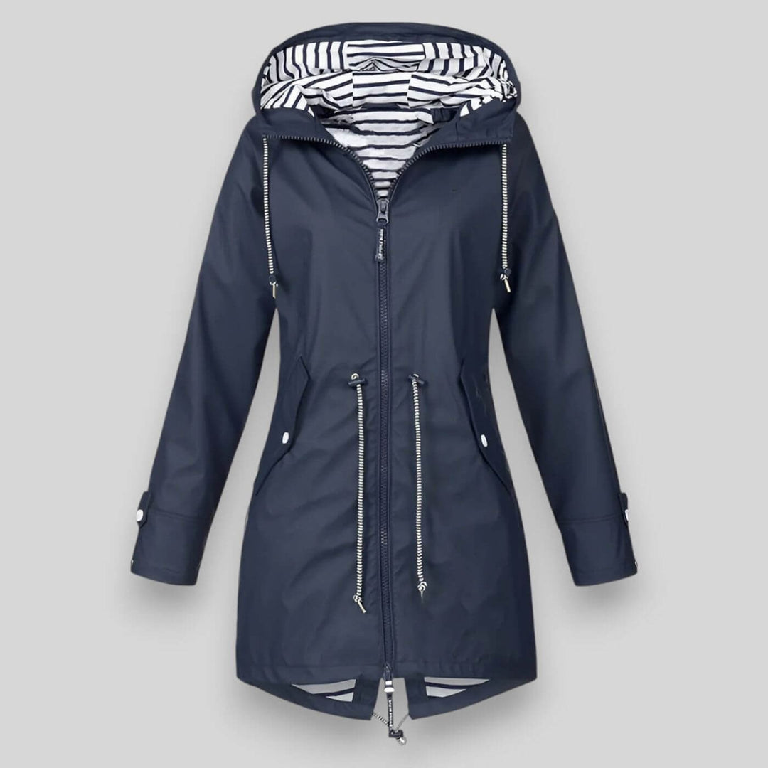 Giacca antipioggia donna casual chic con cappuccio e coulisse in vita. Protezione pioggia funzionale.