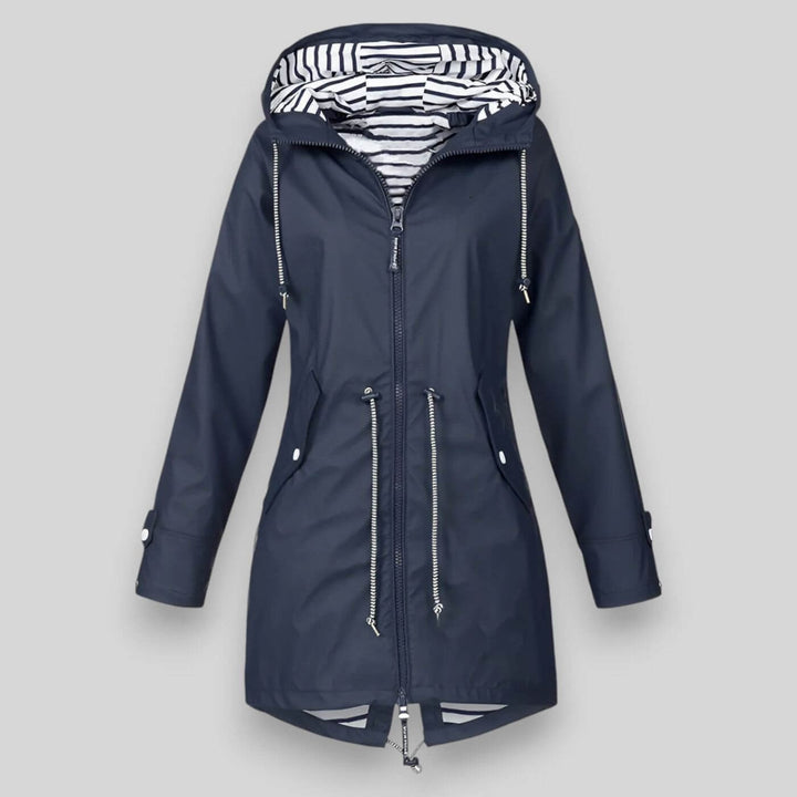 Giacca antipioggia donna casual chic con cappuccio e coulisse in vita. Protezione pioggia funzionale.