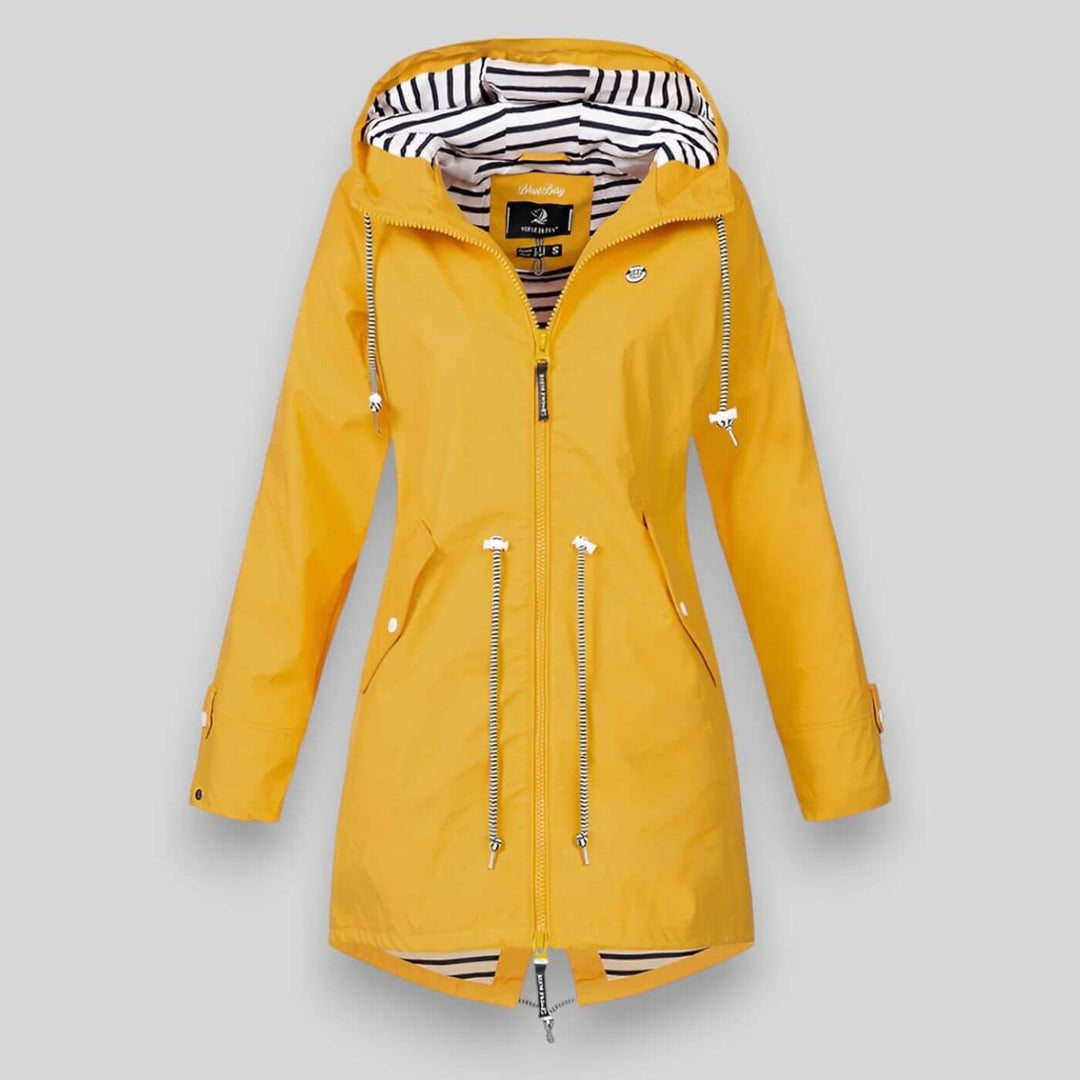 Giacca impermeabile da donna con cappuccio per protezione dalla pioggia. Outerwear funzionale per tutte le stagioni.