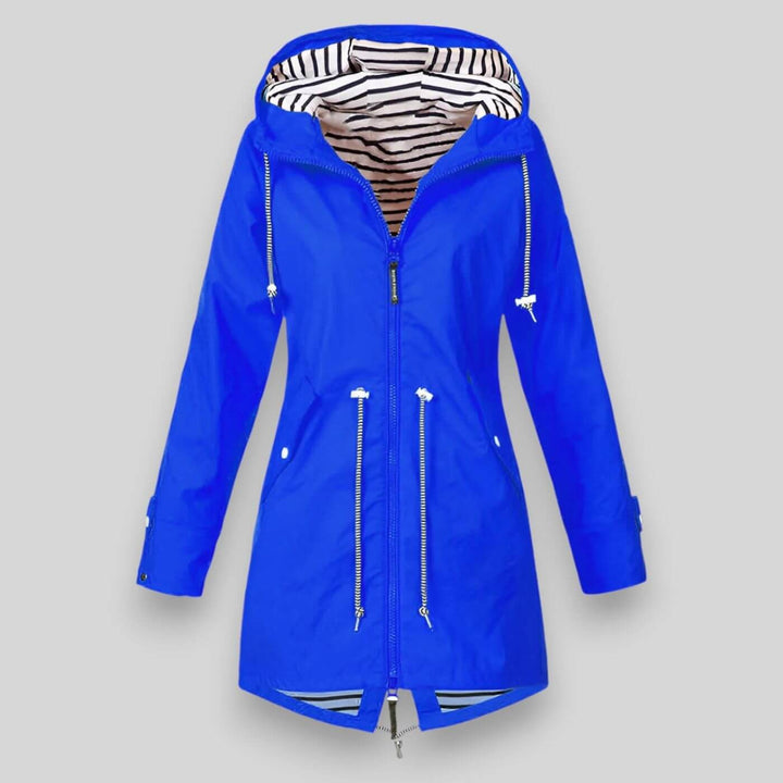 Dettaglio ravvicinato di giacca donna antipioggia: cappuccio regolabile e coulisse in vita per massimo comfort.