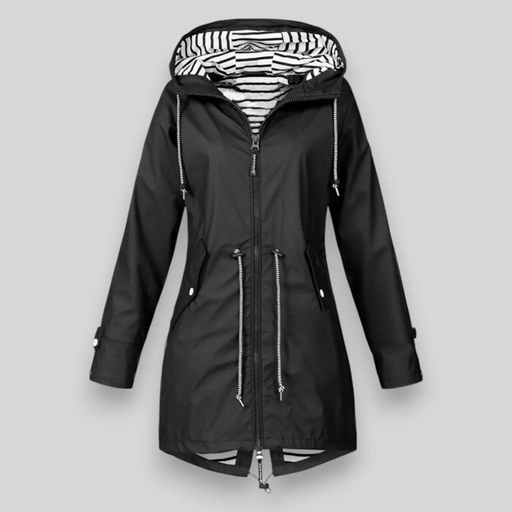 Giacca antipioggia donna versatile con cappuccio e coulisse in vita, perfetta per un outerwear funzionale e alla moda.