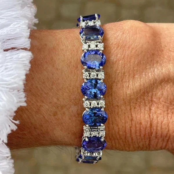 Set gioielli donna: bracciale e anello con pietre blu lucenti. Perfetto accessorio moda per eleganza e stile.
