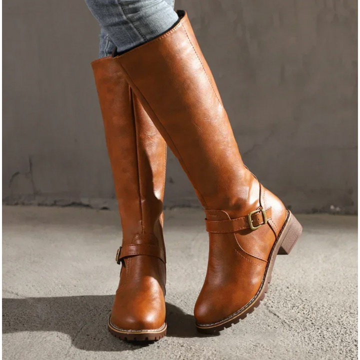 Stivali donna neri al ginocchio con cinturino fibbia e cerniera. Calzature eleganti e casual, perfette per moda invernale.