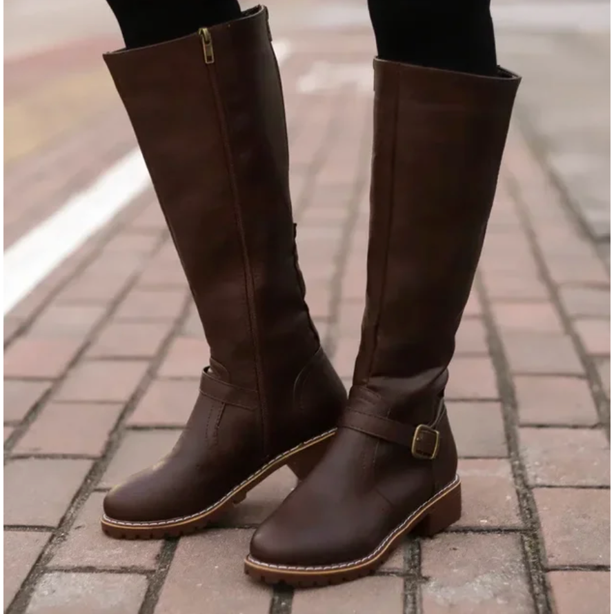 Stivali eleganti casual donna al ginocchio. Modello alto con cerniera e cinturino, indispensabile per scarpe moda invernale.