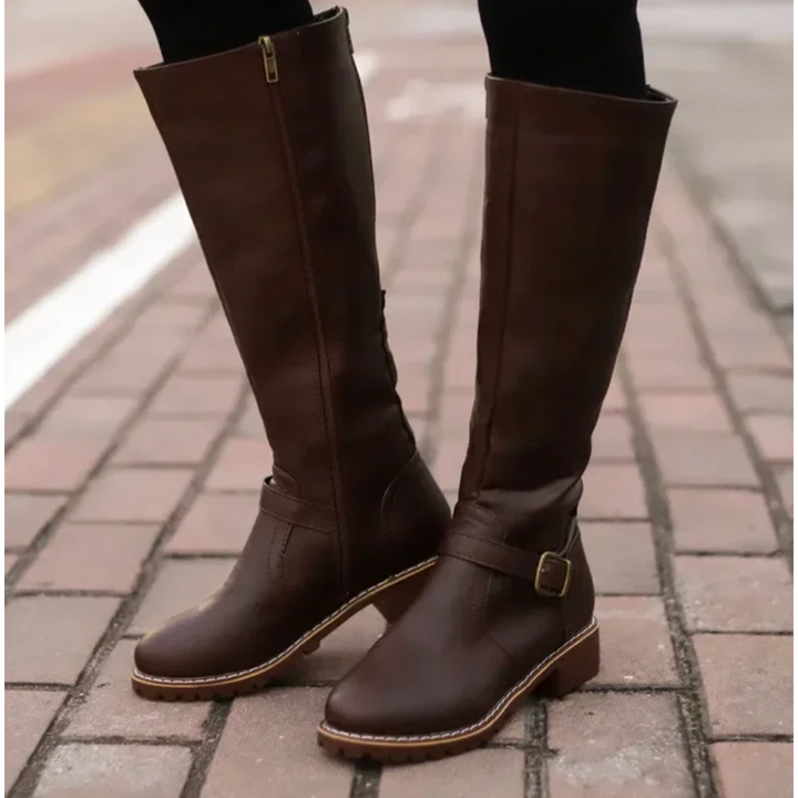 Stivali eleganti casual donna al ginocchio. Modello alto con cerniera e cinturino, indispensabile per scarpe moda invernale.
