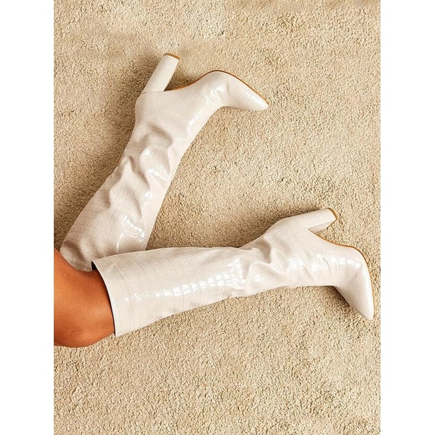 Stivali alti donna con tacco a blocco, punta affusolata ed effetto coccodrillo. Perfetti per la moda invernale.
