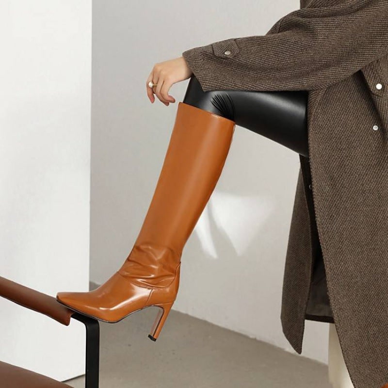 Dettaglio: Stivali donna versatili al ginocchio, tacco grosso e punta quadrata. Calzature eleganti per ogni outfit moderno.