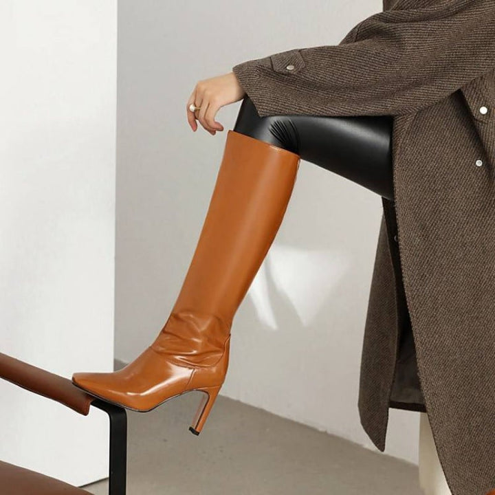 Dettaglio: Stivali donna versatili al ginocchio, tacco grosso e punta quadrata. Calzature eleganti per ogni outfit moderno.