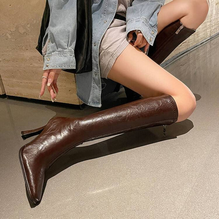 Stivali da donna tacco a spillo e punta quadrata. Stile al ginocchio, con zip. Perfetti per eventi e moda serale.