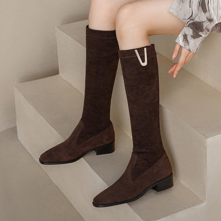 Stivali alti donna elasticizzati, vestibilità comoda. Tacco largo stabile, perfetti per look casual o classici invernali.