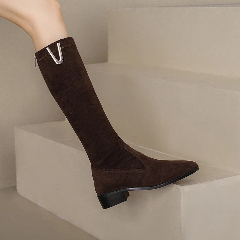 Stivali da donna al ginocchio eleganti con tacco largo. Vestibilità elastica per gambe di ogni taglia. Ideali per la moda.