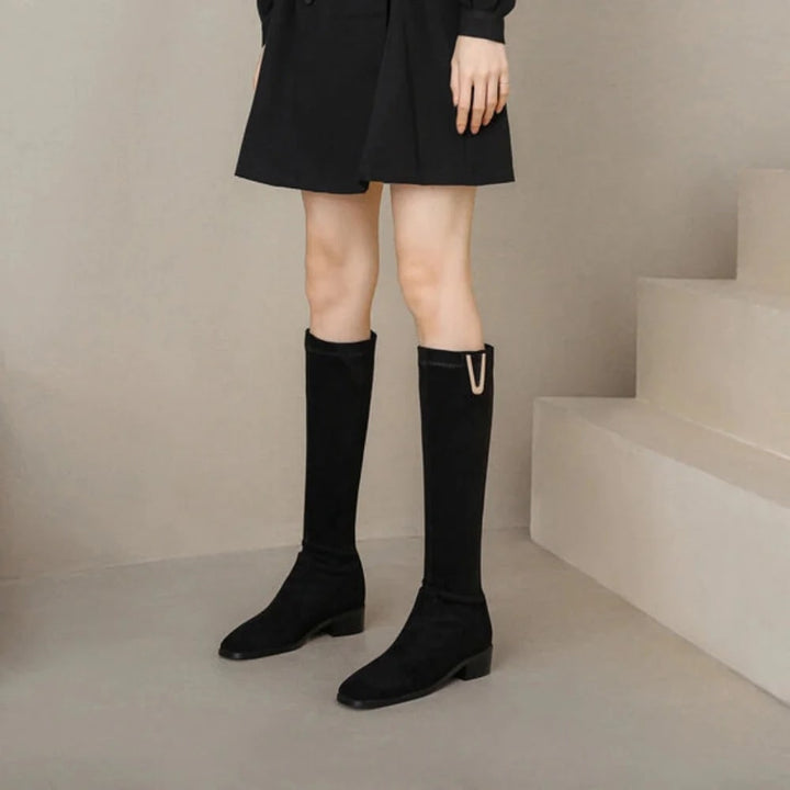 Scarpe stivali donna al ginocchio con tacco largo robusto. Materiale elastico che avvolge la gamba per massimo comfort.