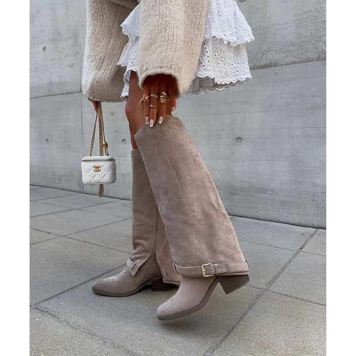 Stivali alti da donna beige con tacco largo, perfetti per un look elegante e confortevole autunno/inverno.