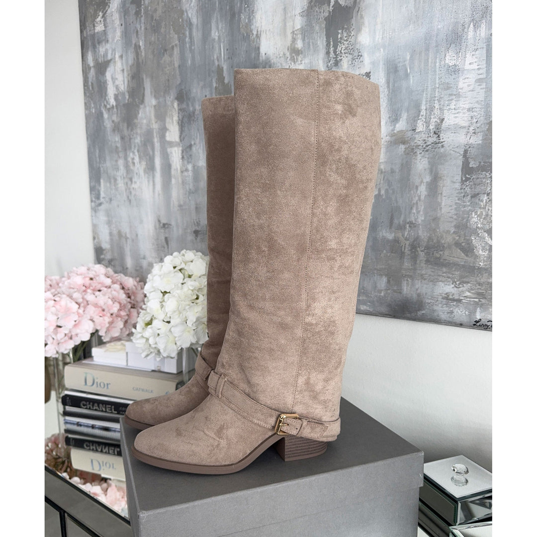 Stivali eleganti da donna colore beige, con tacco largo stabile, per un comfort duraturo tutto il giorno.