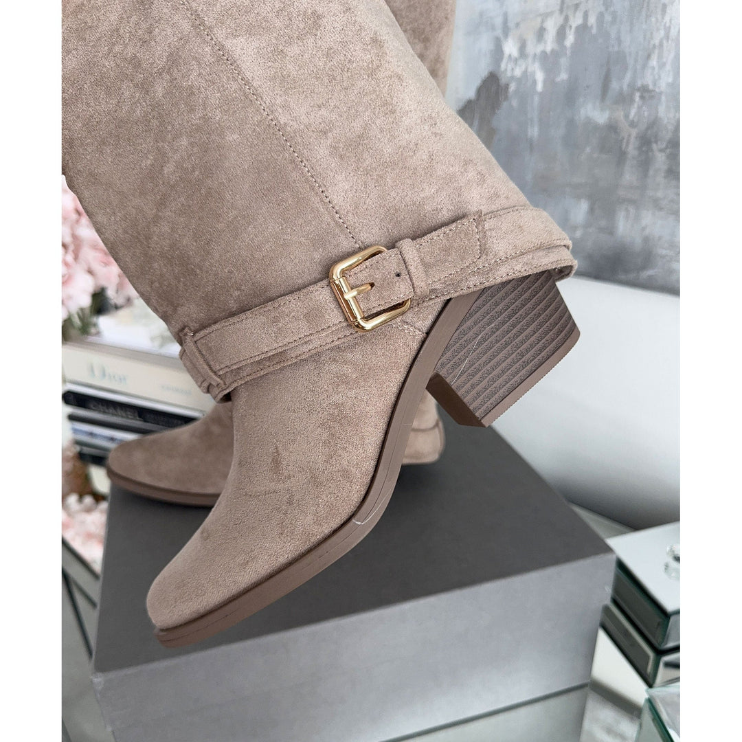 Stivali donna autunno inverno, design al ginocchio e tacco largo per eleganza e stabilità quotidiana.