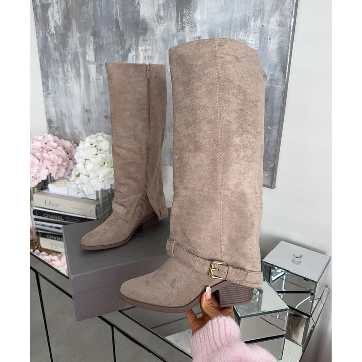 Stivali beige con tacco largo da donna, perfetti per l'inverno, uniscono moda e comfort essenziale.