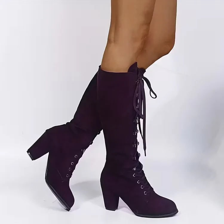 Profilo stivali viola al ginocchio da donna, lacci e tacco largo. Calzature invernali versatili.